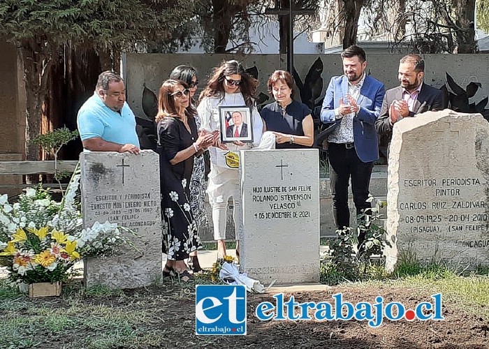 Familiares y autoridades presentes en la ceremonia en el cementerio municipal.