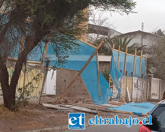 Hasta una pandereta cayó a raíz del fuerte viento.