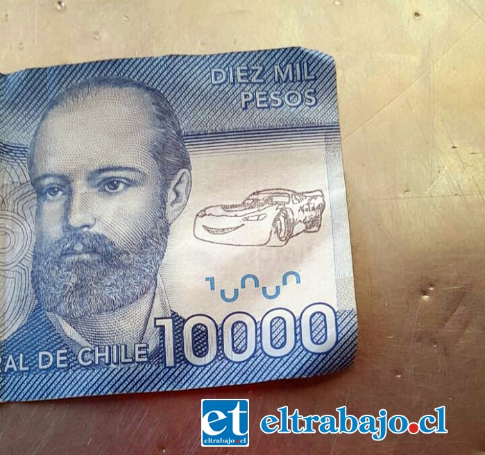 Este es el billete, donde en la parte derecha, arriba, se aprecia el auto.