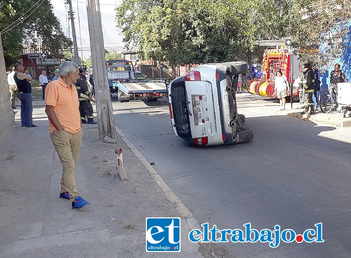 El volcamientro provocó de inmediato la llegada de numerosos transeúntes hasta el lugar.