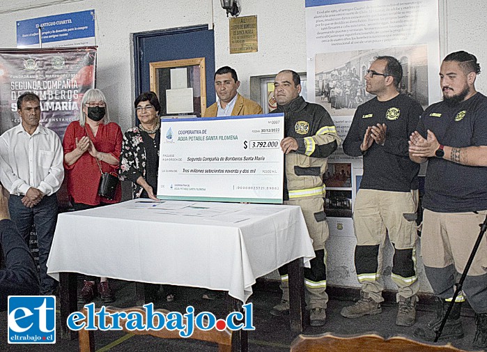 Entrega del aporte económico en el marco del convenio entre la Cooperativa de Servicio Sanitario Rural Santa Filomena y la 2ª Cía. de Bomberos.