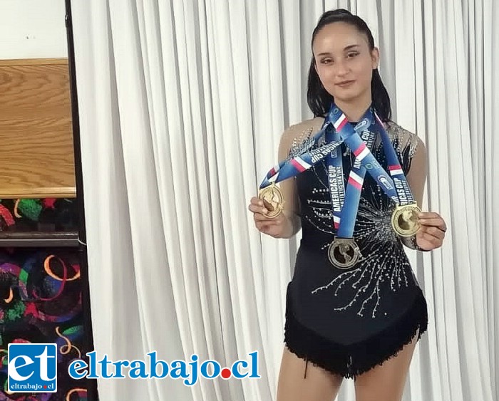 Florencia Aguilera luciendo sus tres medallas obtenidas en Estados Unidos.