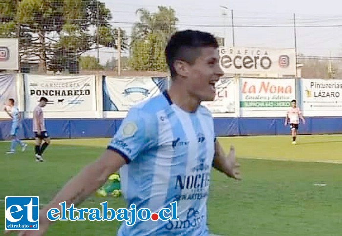 Franco Sosa celebrando una de sus tantas conquistas en el fútbol trasandino.