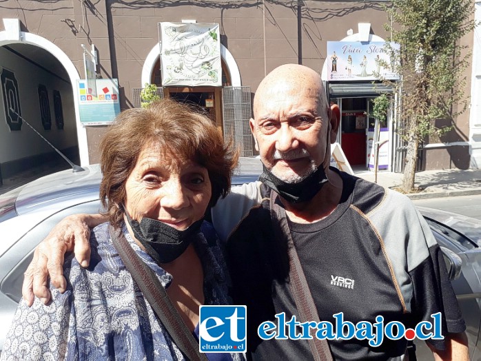 Víctor Caballero junto a su compañera Cecilia, a quienes encontramos caminando por el centro hace unos días.