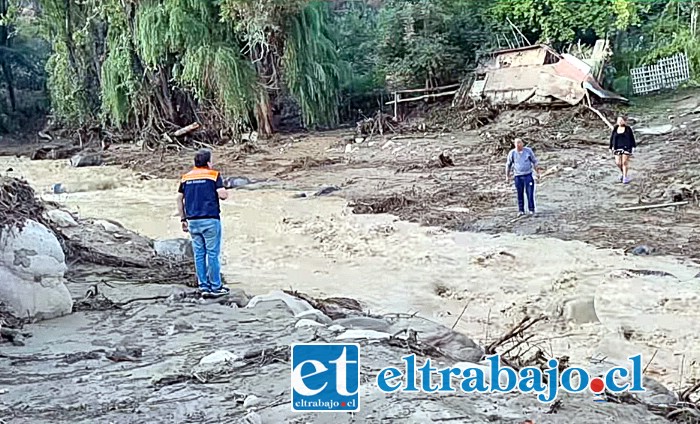 Aluvión cortó camino y dejó aisladas a familias en el sector de San Francisco en San Esteban. (Foto captura de video Municipalidad de San Esteban).