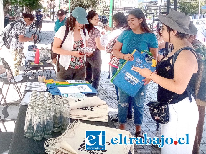 En el marco del Día Mundial de la Educación Ambiental, numerosos vecinos estuvieron orientándose frente a estas temáticas.