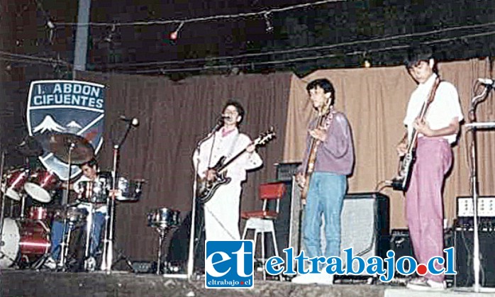 La banda sanfelipeña tocando en el Instituto Abdón Cifuentes (IAC), en el año 1986.