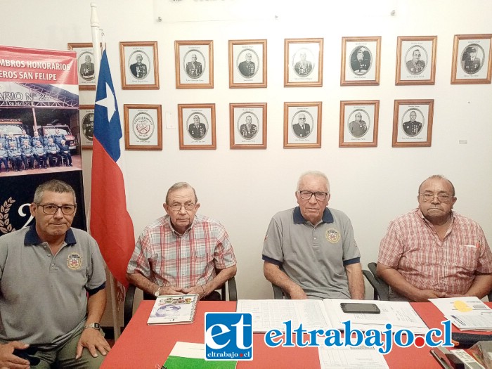 La directiva del Club Adulto Mayor ‘Moisés del Fierro’, a la izquierda el secretario, Guillermo García; al medio su presidente, Silvio Escudero; y a la derecha el tesorero, Genaro Pulgar.