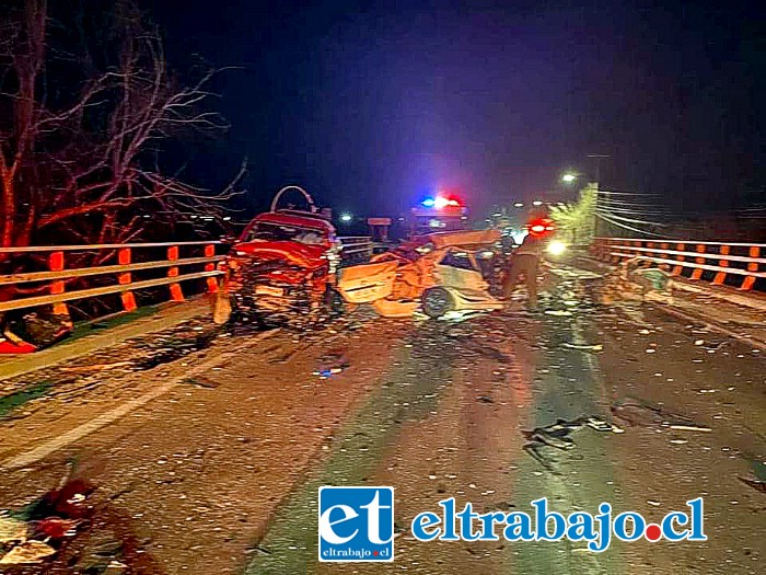 El estado en quedaron los vehículos da cuenta de la violencia del impacto, el que según un testigo, hizo que el auto blanco literalmente volara.