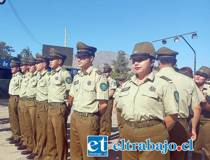 Parte de los nuevos 34 efectivos de Carabineros, presentados este martes en la Plaza Cívica de San Felipe.