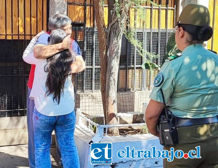 Abuelo y nieta se funden en un fuerte abrazo tras conocerse gracias a la gestión de Carabineros.