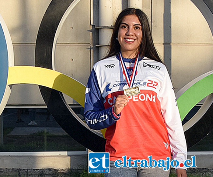 Constanza Hernández Salinas luciendo su medalla y tricota de campeona nacional.