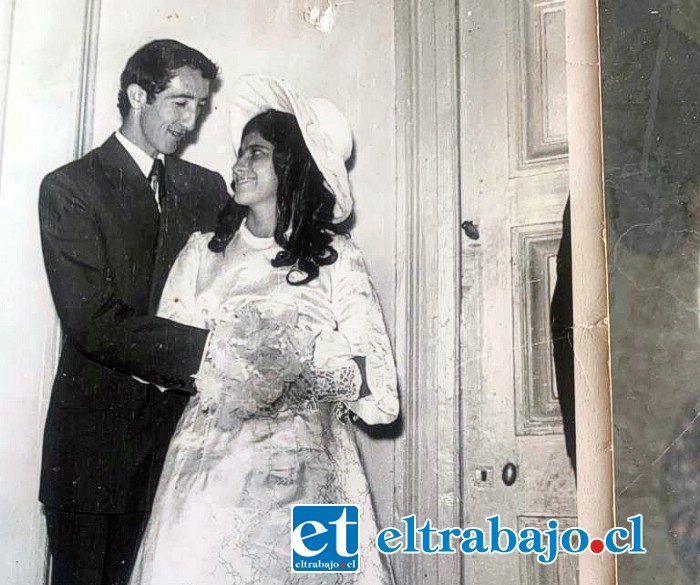 Víctor y Rosa en su matrimonio por la iglesia el 21 de enero de 1973.