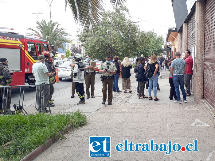 Personal municipal siendo evacuado desde las oficinas de la Dideco ubicadas en Avenida Maipú.