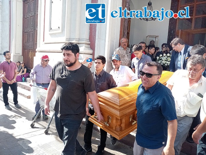 Concluida la misa fúnebre, familiares cargan el ataúd con los restos de Dante Rodríguez para llevarlos a su última morada.