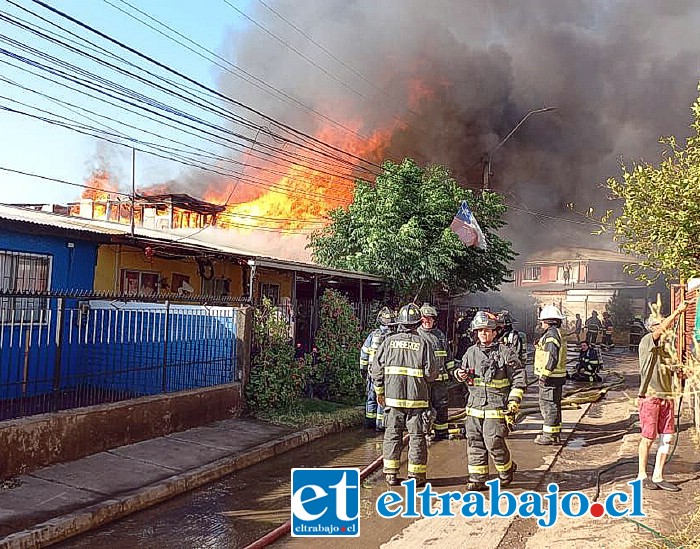 Las llamas envolvieron por completo el inmueble, reduciéndolo a escombros.