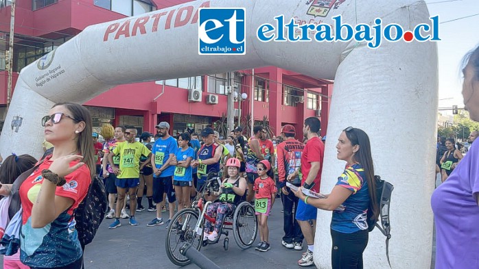 Los corredores listos y dispuestos para partir desde la meta.