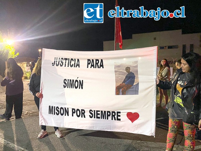 Un centenar de personas llegó a pedir justicia por Simón Cerda.