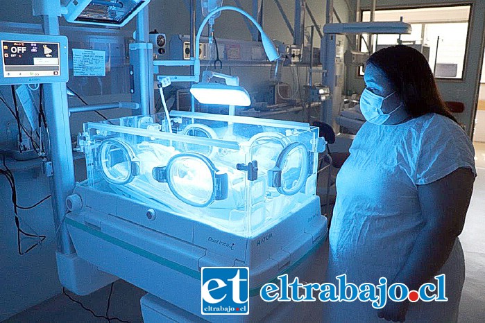 La madre Constanza Álvarez González mirando a ‘Jorgito’ en la incubadora de Neonatología.