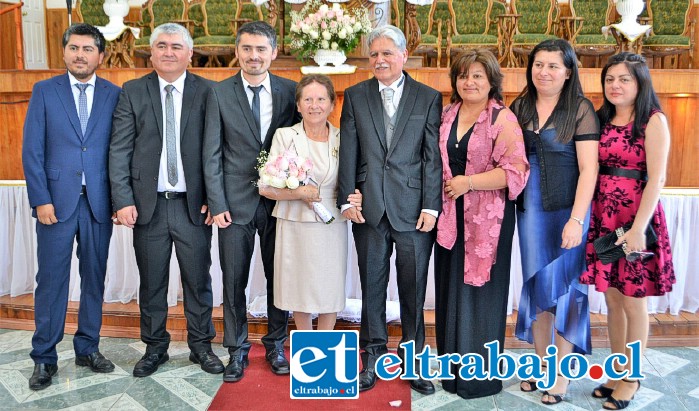 El admirable matrimonio al centro, celebrando sus ‘Bodas de Oro’, en el año 2018. Al lado, de rosado, Elizabeth Silva, hija de los sanfelipeños.