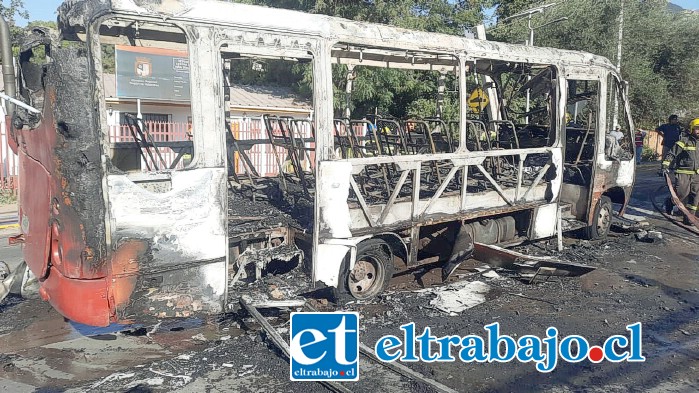 Reducida a su esqueleto quedó la maquina destinada al transporte de trabajadores agrícolas.