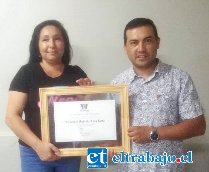 Elizabeth Lara, gestora de esta olla común, junto a su reconocimiento de ‘Ciudadana Destacada’.