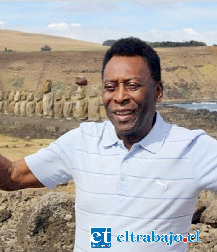 En su paso por la Isla, Pelé visitó Rano Raraku, lugar donde está la cantera donde se esculpían los moais.