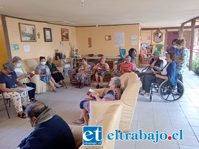 El viernes pasado se realizó la presentación del libro ‘Pequeñas y grandes historias’, del ‘Taller de Lectura y Escritura Creativa para los Adultos Mayores de la Residencia Inmaculada Concepción de Putaendo’.