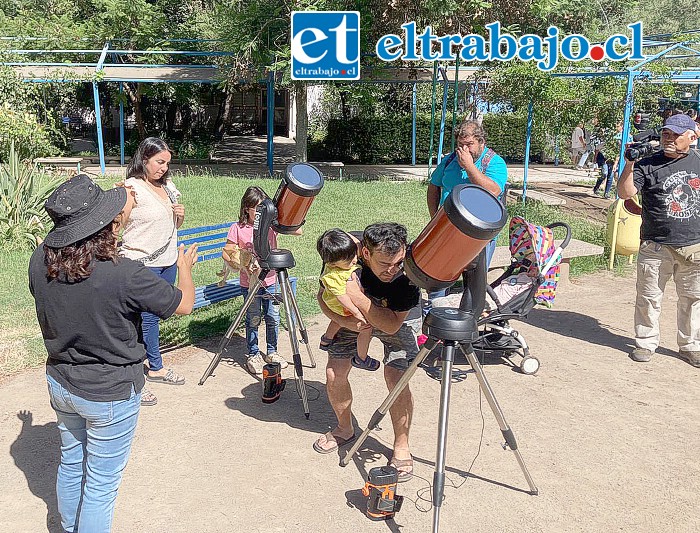 Los asistentes pudieron realizar observaciones astronómicas a través de telescopios profesionales.