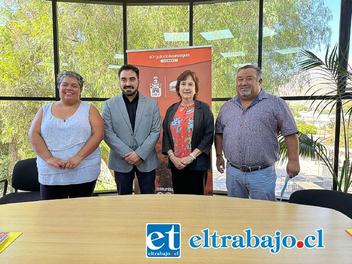 Al centro el director regional de Junaeb, Tomás Morales, junto a la alcaldesa Carmen Castillo, la DAEM Natalia Leiva y el concejal Guillermo Lillo.