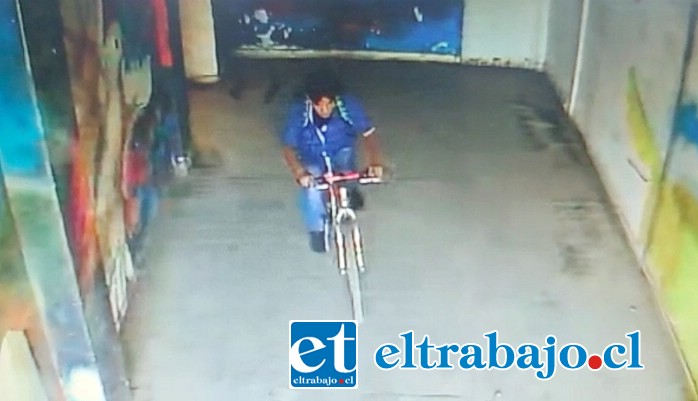 Este es el delincuente captado cuando escapaba en la bicicleta robada.