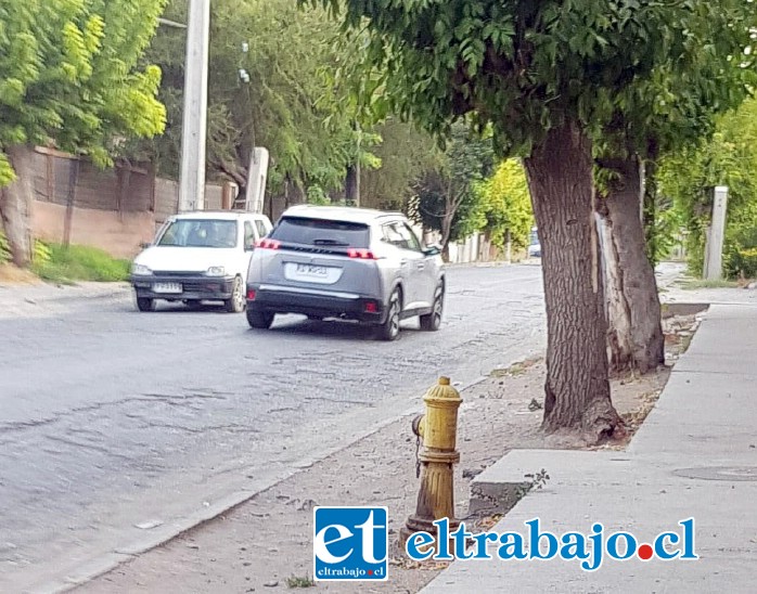 Este sería el vehículo marca ‘Peugeot’ modelo ‘3008’, que habrían ocupado los delincuentes para suscitar el robo y posteriormente abandonarlo a la altura de Catapilco (Foto gentileza de ‘Paulo Noticias’).