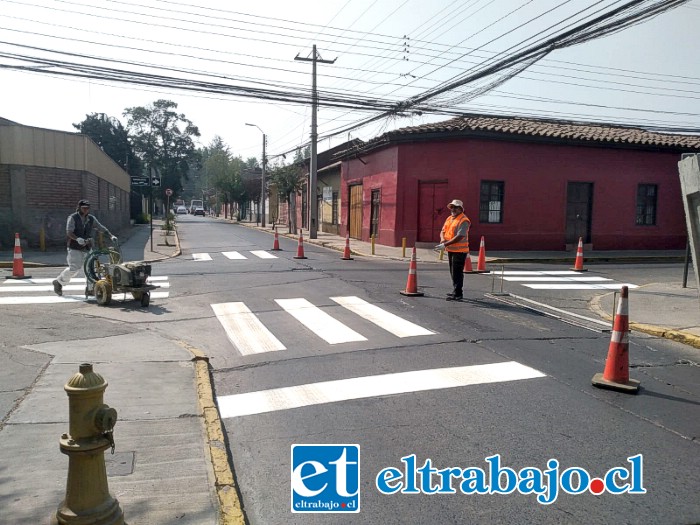 Municipio comenzó con el pintado de pasos peatonales cercanos a establecimientos educacionales.