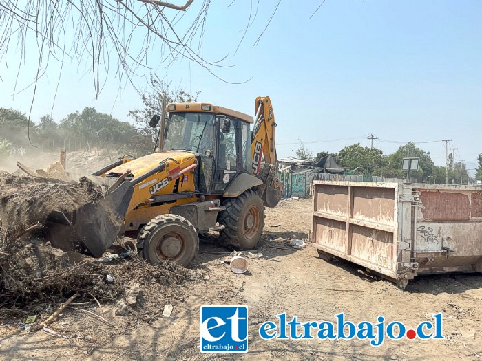 Este martes llegaron máquinas a trabajar al sitio eriazo que tantos problemas estaba causando a los vecinos del sector.