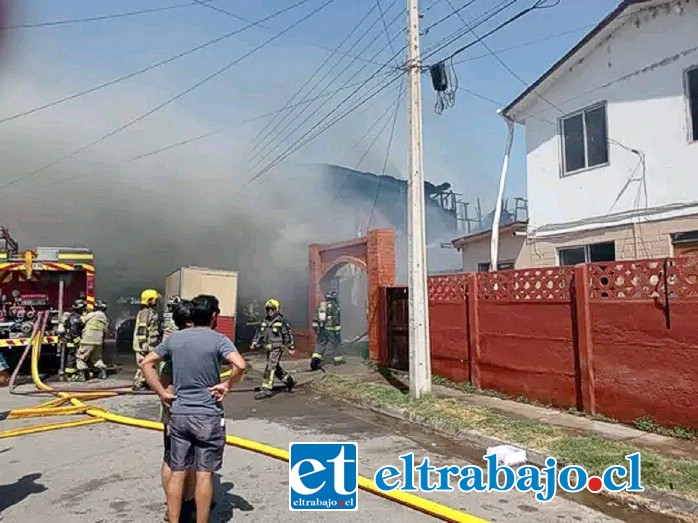 Personal de Bomberos de Catemu trabajando para combatir el incendio.