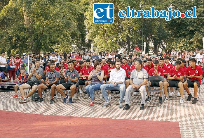 Jugadores, cuerpo técnico, autoridades y directivos, unidos en la ceremonia.