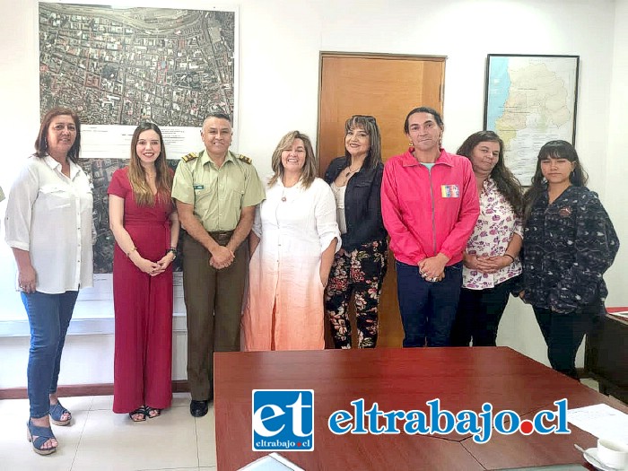 Las autoridades junto a los dirigentes sociales y los oficiales de Carabineros.