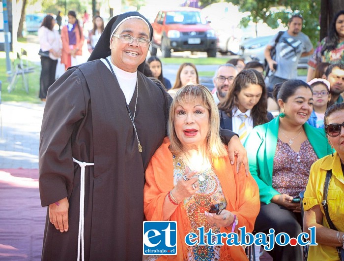 La Hna. Rosa Troncoso Cortés, distinguida en su labor de Voluntariado, junto a la única, grande y nuestra: Palmenia Pizarro, distinguida en la categoría Cultura y Artes.