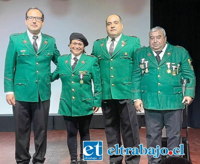 De izquierda a derecha: Capitán José Ignacio Arancibia Rodríguez; Bombera Vicky Tapia Vargas; Director de la Segunda Compañía, Eliezer Bruna Urrutia; Bombero Insigne de Chile Camilo Jiménez.