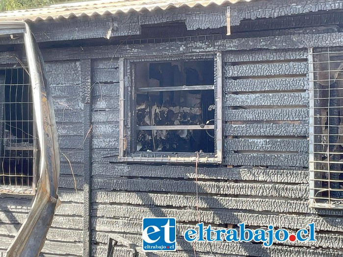 Por esta ventana escapó la mujer embarazada de 8 meses.