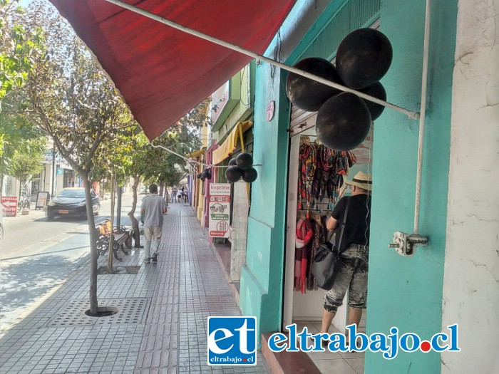 Globos negros en locales de calle Salinas al día siguiente del robo millonario que afectó a una joyería y relojería.