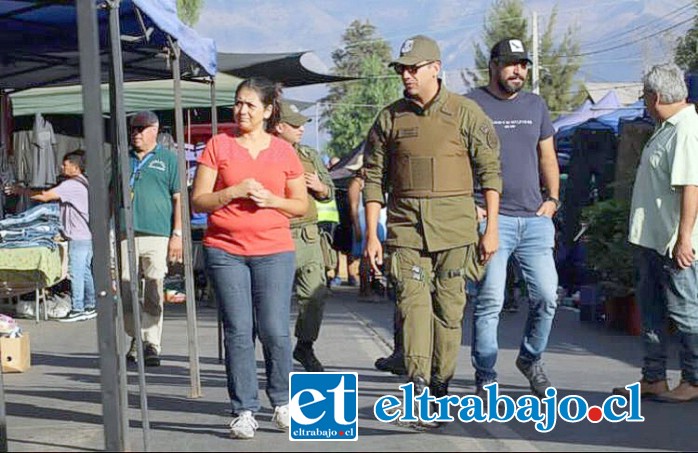 El mayor Jorge Guzmán junto a la delegada presidencial provincial Maricel Martínez, recorriendo la feria.