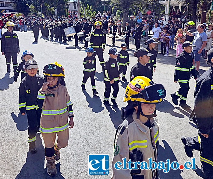 Hasta los más pequeños desfilaron en honor a los Bomberos.