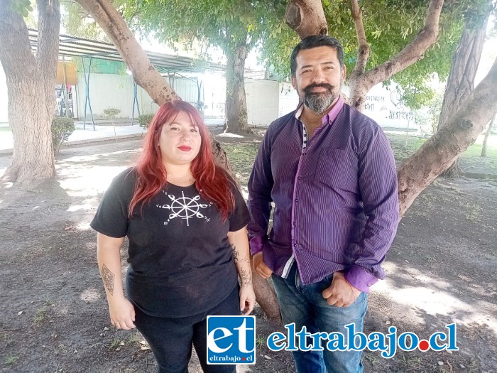 La organizadora y el coorganizador de la Feria de Las Brujas, Andrea Villasanti y Jorge Gaete.