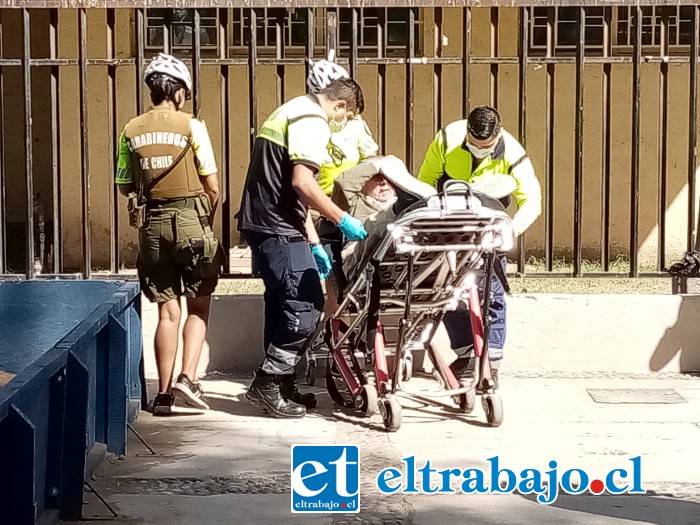 Carabineras y personal del SAMU atendieron al adulto mayor al costado de la cancha donde se disputó el vóleibol arena la semana pasada.