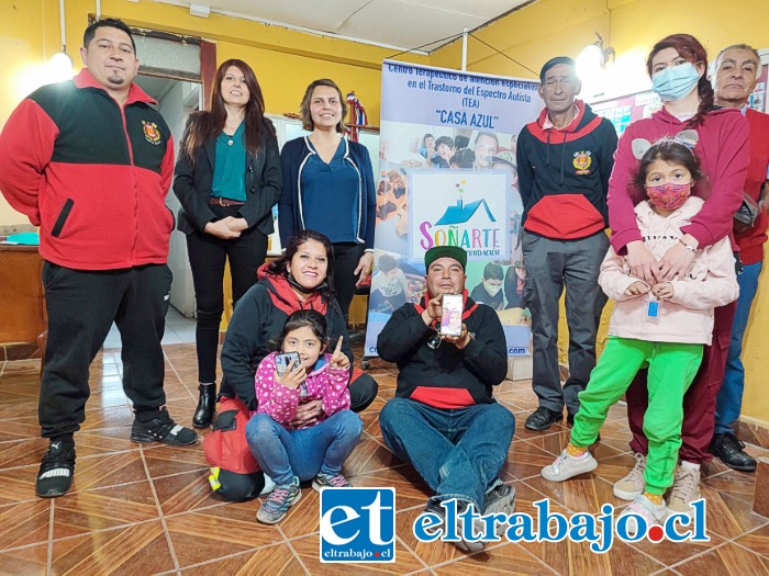 Integrantes de la Casa Azul junto a Bomberos de la Primera Compañía de Santa María en el mes de octubre, cuando presentaron una charla sobre qué es el TEA, según lo indicado en su Facebook.