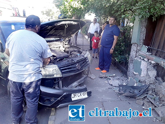 El vehículo y el muro resultaron con daños debido a un conductor irresponsable que se saltó el disco Pare y se dio a la fuga.