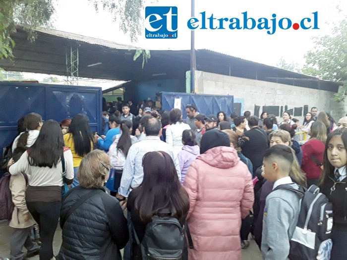 Apoderados, alumnos ingresando por calle Toro Mazote a la emblemática Escuela José de San Martín.