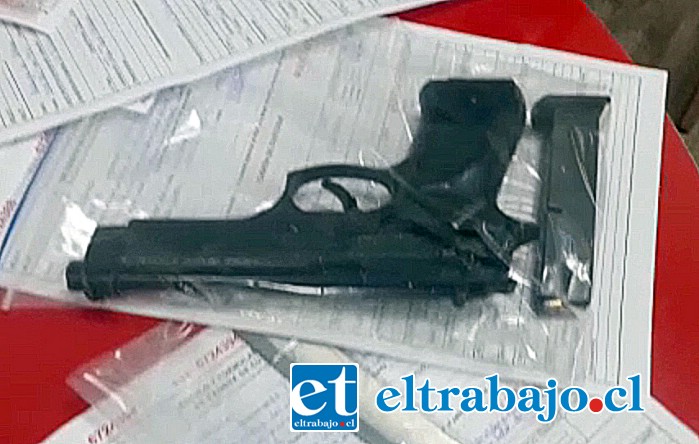 Parte de las armas incautadas en un automóvil, en este caso una piostola a fogueo adaptada para disparo real.