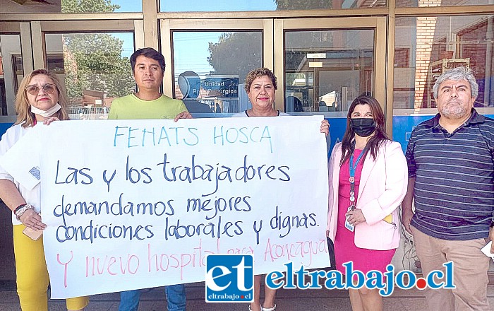 Dirigentes de la Fenats del Hospital San Camilo se manifestaron aprovechando la visita de la Seremi de Salud al establecimiento.